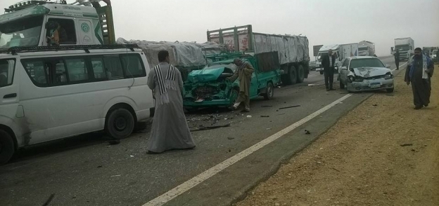بالصور| مصرع 8 وإصابة 19 في حادث تصادم على الطريق الصحراوي ببني سويف
