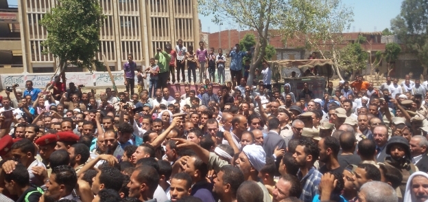 محافظ بني سويف يعزي أسرة الشهيد إسلام شعبان: "مصر لن تنسى شهدائها"
