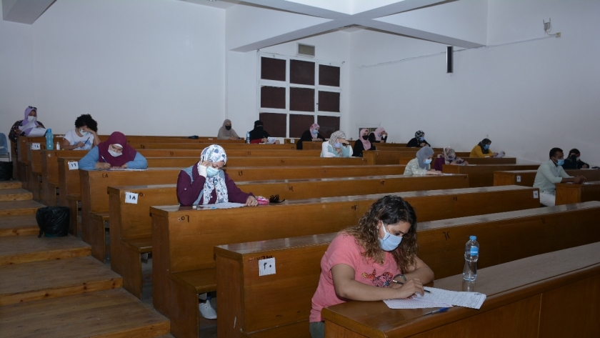 طلاب التعليم المدمج جامعة القاهرة أثناء اداء الامتحانات
