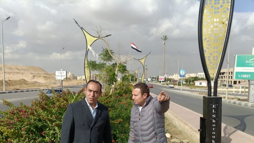 المهندس علي سعد رئيس جهاز مدينه الشروق يتفقد مداخل المدينة