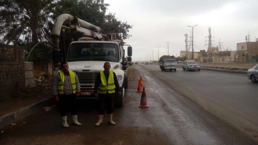 انطلاق معدات القاهرة والجيزة للصرف الصحى استعدادا للأمطار