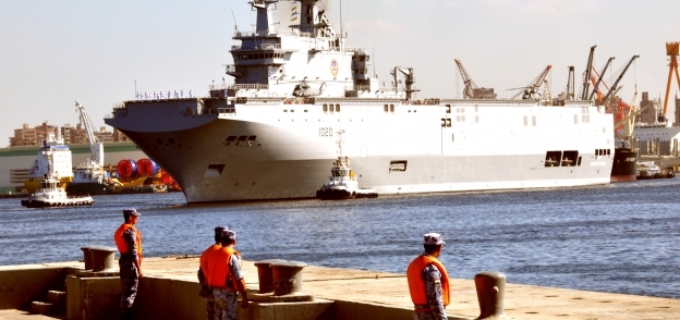 رجال القوات البحرية خلال استقبال «الميسترال» «أنور السادات» فى ميناء الإسكندرية