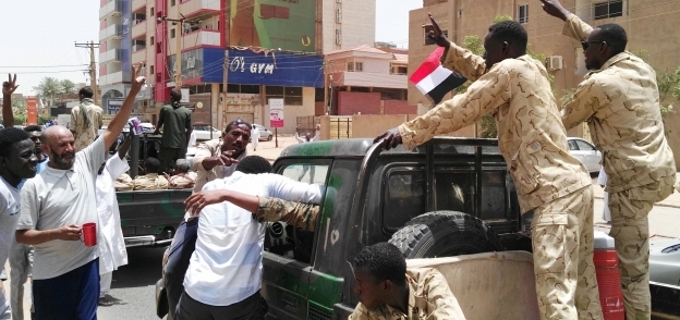 عناصر من الجيش السودانى تتلقى التحية من المتظاهرين