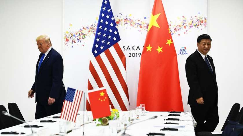 الرئيس الأمريكي دونالد ترامب "يسار" ونظيره الصيني شي جين بينج "يمين"