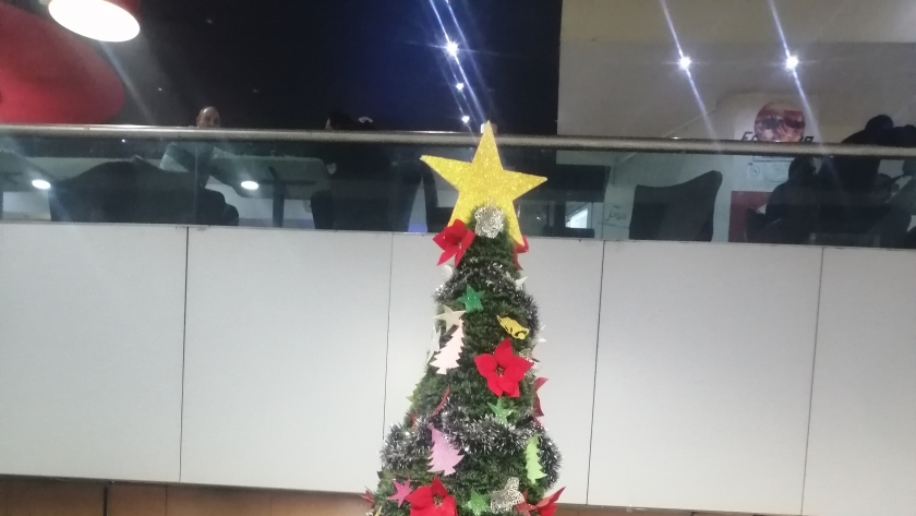 شجرة عيد الميلاد تستقبل ضيوف مصر بمطار القاهرة الدولي