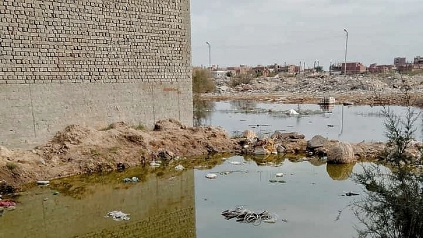 المياه الجوفية تحيط بمنازل قرية الحجاز في الإسماعيلية
