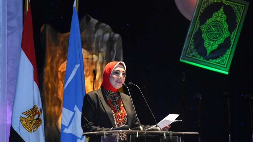 الدكتورة إيمان شرف مدير العلاقات العامة بمحافظة الإسكندرية أثناء تقديم الحفل