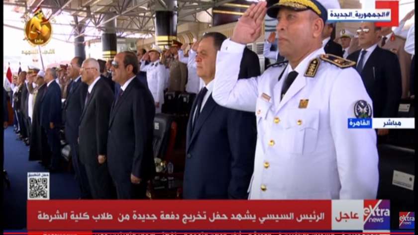 الرئيس عبدالفتاح السيسي يستمع إلى النشيد الوطني