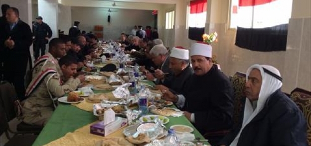 مساعد وزير الداخلية و محافظ جنوب سيناء يتناولا الغداء مع الجنود