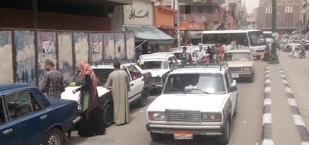 بالصور| طوابير سيارات وزحام بسبب أزمة الوقود في أسيوط