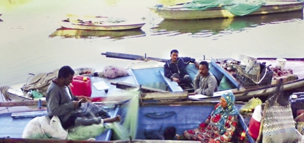 الأسر الثلاث تعيش على مراكب صيد فى ترعة الإسماعيلية