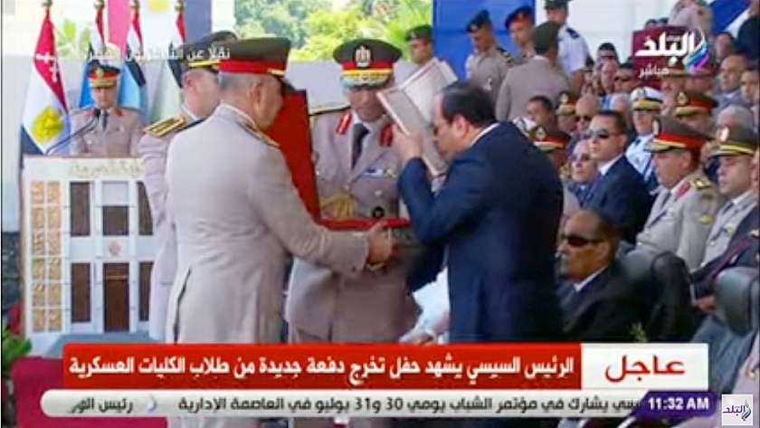الرئيس عبد الفتاح السيسي يقبل المصحف الشريف