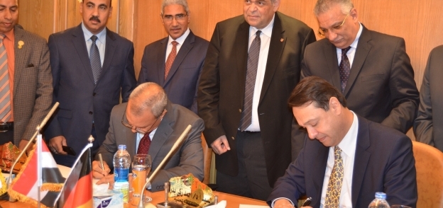 بالصور| توقيع بروتوكول تعاون بين الجامعة الألمانية ومحافظة قنا