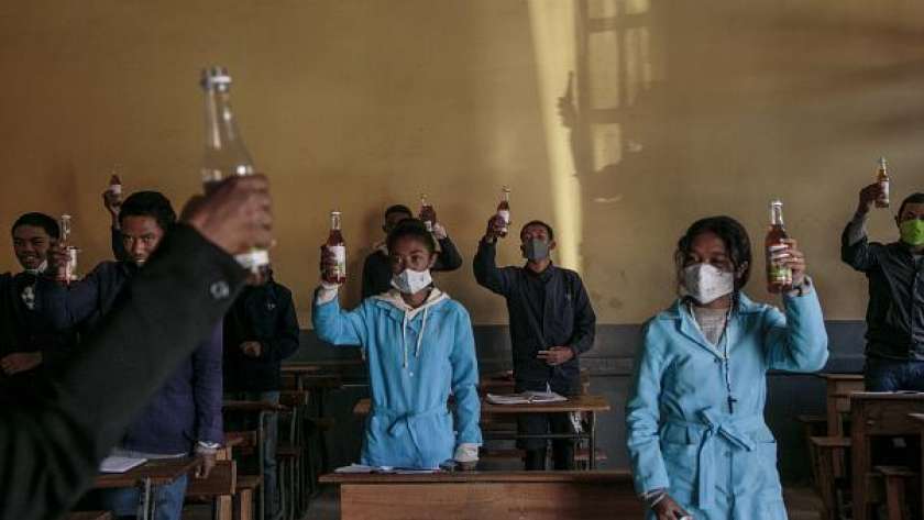 تلاميذ يشربون شاي الشيح في مدغشقر