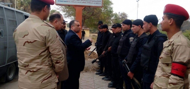 مدير أمن الإسماعيلية يتفقد التمركزات الأمنية ويهنيء قواته بذكرى الشرطة.