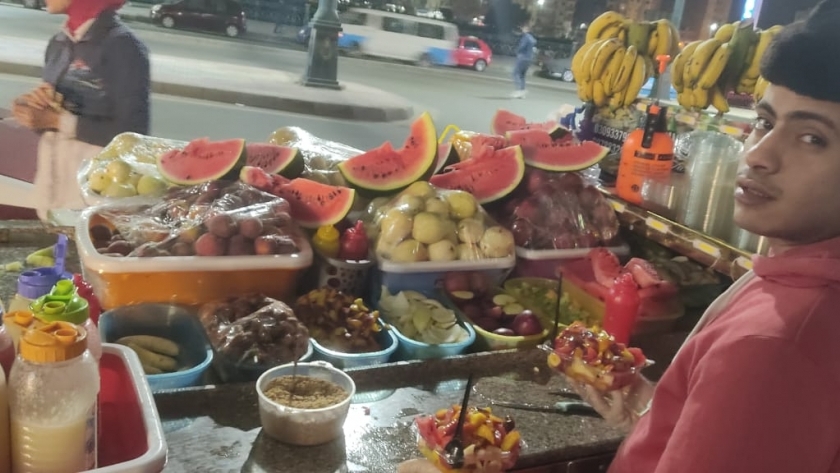 الشاب إبراهيم يبيع الفاكهة الكوكتيل بدمياط