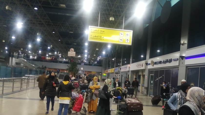 مطار القاهرة الدولي يستقبل رحلة قادمة من جدة لإعادة 299 مصري عالق