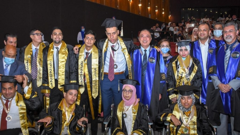 محافظ الإسكندرية مع طلاب كلية الآداب من ذوي الاحتياجات الخاصة