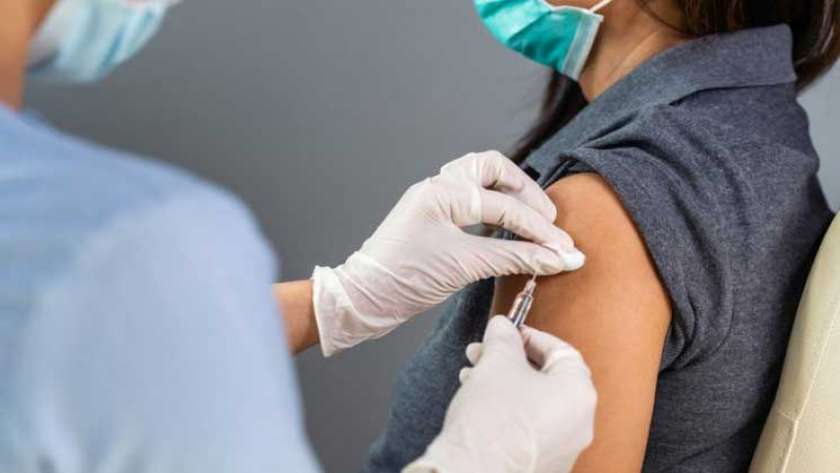تطعيم المواطنين بلقاحات كورونا