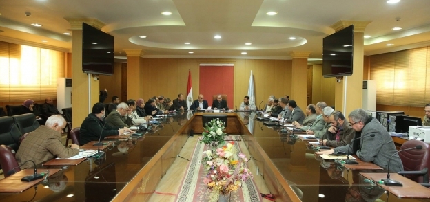 جانب من اجتماع محافظ كفر الشيخ مع رؤساء المدن