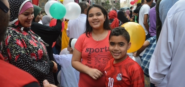 «بأعلام الأندية والمنتخب الوطني» صلاة العيد بقمصان كرة القدم