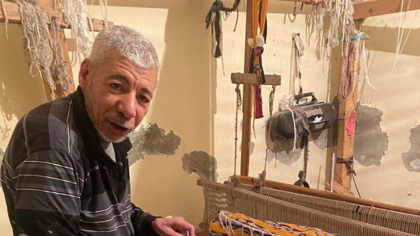عم «ناصر» 50 سنة في صناعة الكليم اليدوي