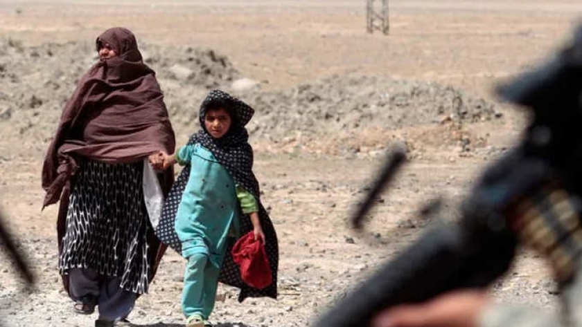 سيدة أفغانية رفقة طفلتها