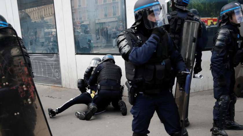 الشرطة الفرنسية خلال مطاردة رواد الحفل الراقص