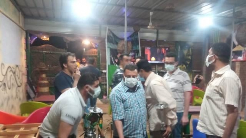 لمواجهة كورونا.. تغريم ٢٢ مواطن ومصادرة 23 شيشية وفض سرادق عزا بالشرقي
