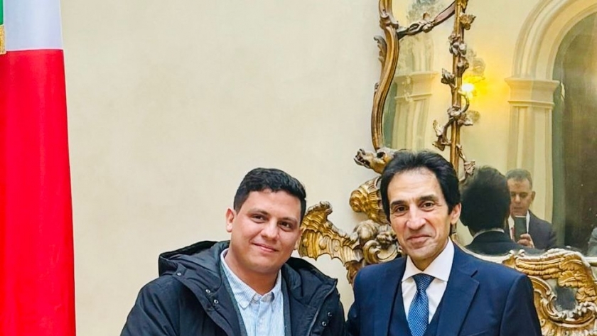 سفير مصر في إيطاليا يكرم الشاب المصري