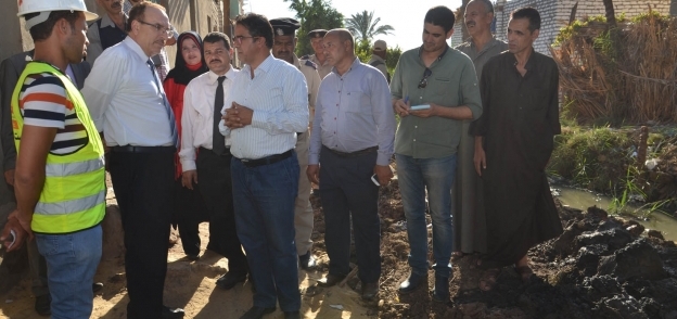 محافظ بني سويف يتفقد أعمال مشروع الصرف الصحي بقرية سيد عبدالقادر