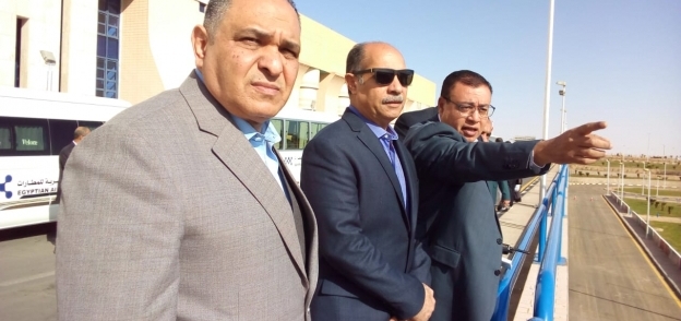 الفريق يونس المصرى وزير الطيران المدنى خلال زيارته لمطار أسوان اليوم