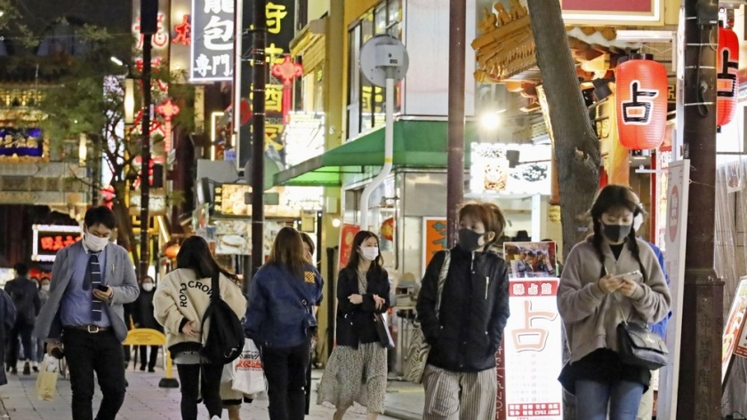 اليابانيون يرتدون الكمامات في الشوارع للوقاية من سلالة كورونا أكثر انتشارا