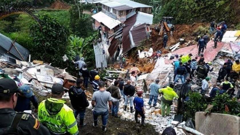 انهيارات أرضية وزلالزل تضرب إندونيسيا..وهزة في «وهران» الجزائرية