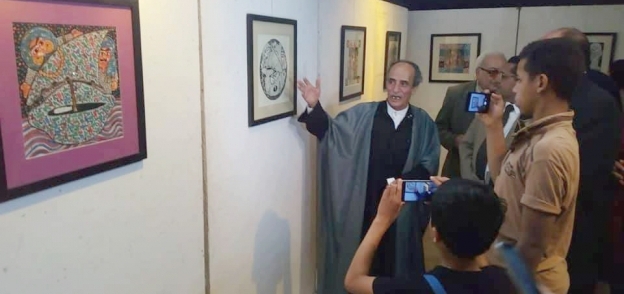 الفنان العالمي حسن الشرق داخل متحفه الخاص بالمنيا