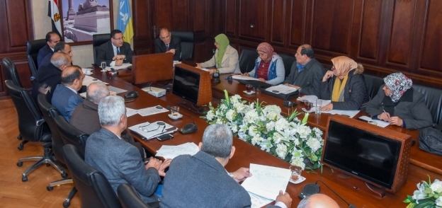محافظ الإسكندرية يجتمع مع لجنة تقنين أراضي الدولة