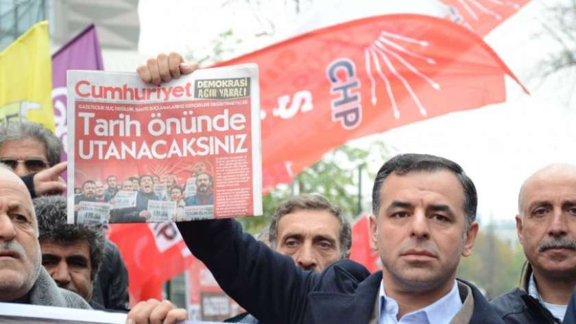 في أيام كورونا يستمر الضغط علي وسائل الإعلام في تركيا