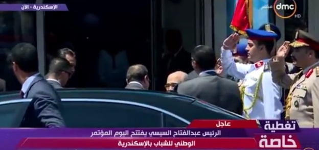 الدكتور مصطفى الفقي يستقبل الرئيس السيسي على مدخل قاعة المؤتمرات