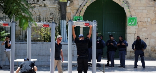 بوابات لكشف المعادن ركبتها سلطات الاحتلال على أبواب الأقصى