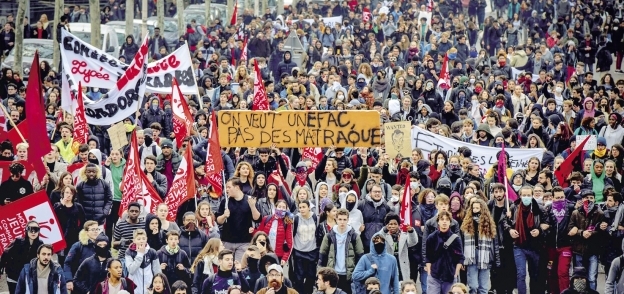 طلاب المدارس الثانوية أثناء مظاهرة فى باريس احتجاجاً على الإصلاحات التعليمية «أ.ف.ب»