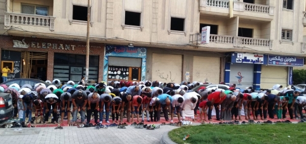 مئات المصلين بساحات غرب الإسكندرية و"طاعة الوالد" ضمن دروس الخطبة