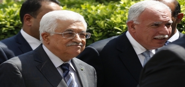 الرئيس الفلسطيني وأعضاء من الحكومة