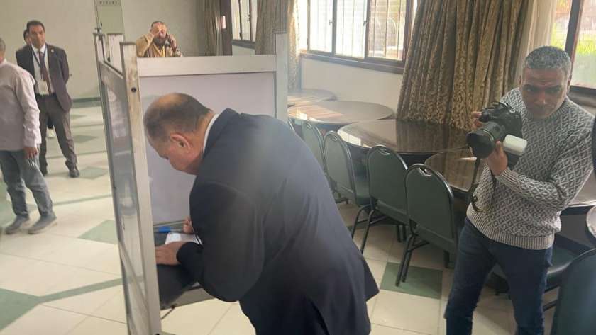 محافظ أسيوط يدلي بصوته في الانتخابات الرئاسية