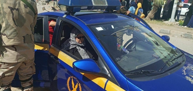 سيارة شرطة لنقل عجوز للتصويت بالعاشر من رمضان