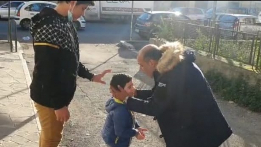 محمد جمال زوج أمينة الإيطالية مع طفليه
