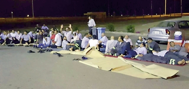عمال مطار مرسى مطروح يفترشون الأرض خلال إضرابهم