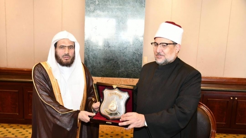 وزير الأوقاف يهدي إمام الحرم النبوي درع الوزارة