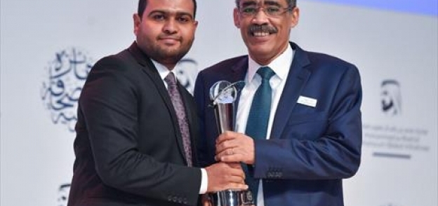 الكاتب الصحفي ضياء رشوان يسلِّم الزميل محمد أبو ضيف جائزة دبي لصحافة الشباب