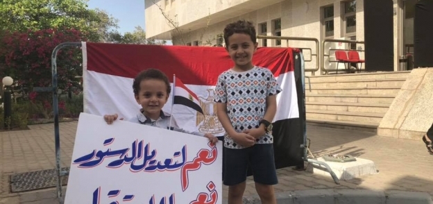 دلع وبلالين وعلم مصر.. حضور مبهج للأطفال في اول أيام استفتاء الدستور