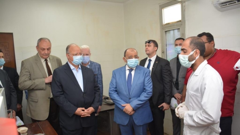 وزير التنمية المحلية ومحافظ القاهرة يتابعان سير العمل في مصنع السلام